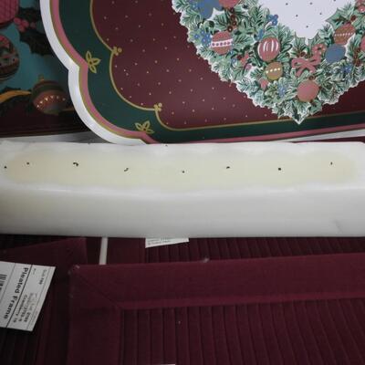 Christmas Lot: 6 vinyl & 4 cloth placemats,, napkins, candles, faux table decor