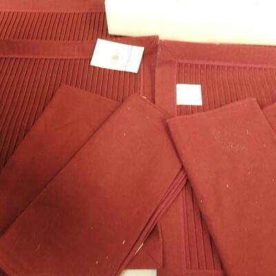 Christmas Lot: 6 vinyl & 4 cloth placemats,, napkins, candles, faux table decor