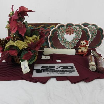 Christmas Lot: 6 vinyl & 4 cloth placemats,, napkins, candles, faux table decor