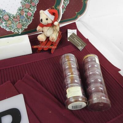 Christmas Lot: 6 vinyl & 4 cloth placemats,, napkins, candles, faux table decor