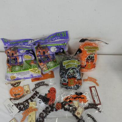 14 pc Halloween Decorations: Spider Webbing, basket grass, wood cut outs - New