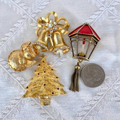 GROUP LOT OF VINTAGE GOLD TONE DESIGNER CHRISTMAS THEME PINS TREE LANTERN BELLS ANGEL