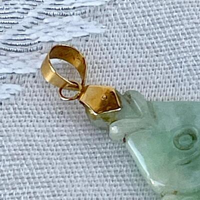 ASIAN CARVED JADE FISH PENDANT 14K GOLD FITTINGS