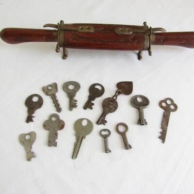 LOT 27  HIDDEN KNIFE AND FORK * VINTAGE KEYS