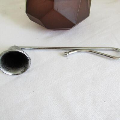 LOT 28  OIL LAMP AND SNUFFER