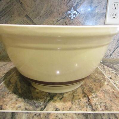 LOT 46  LARGE MCCOY CLAY BOWL AND 8 SOUP/CEREAL BOWLS