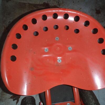 Rolling garden cart Seat