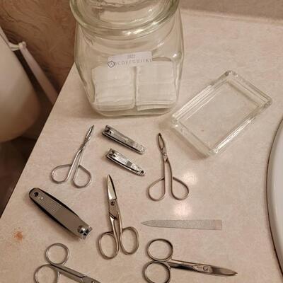 grooming kit with gauze canister and soap dish