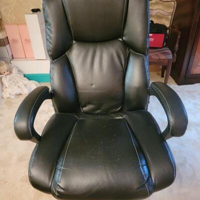 black rolling desk chair