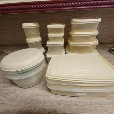 Rubbermaid containers with lids