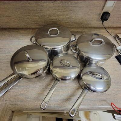 5 stainless steel pots with lid's 2 stock pots, double Dutch oven and 2 sauce pants