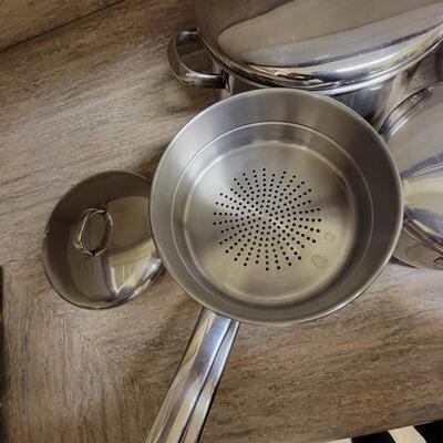 5 stainless steel pots with lid's 2 stock pots, double Dutch oven and 2 sauce pants