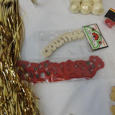 25 pc Holiday Decor & Craft Lot: Sleighs, French Horns, Greeting Cards, Tinsel