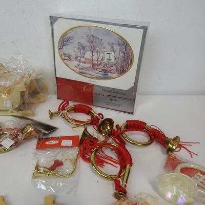 25 pc Holiday Decor & Craft Lot: Sleighs, French Horns, Greeting Cards, Tinsel