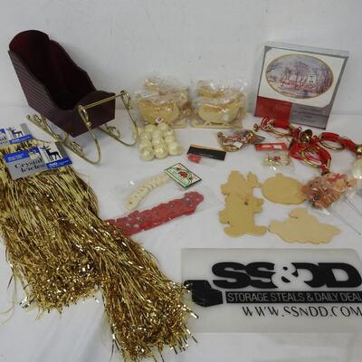 25 pc Holiday Decor & Craft Lot: Sleighs, French Horns, Greeting Cards, Tinsel