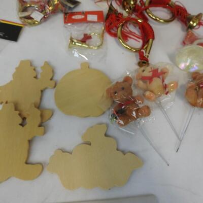 25 pc Holiday Decor & Craft Lot: Sleighs, French Horns, Greeting Cards, Tinsel