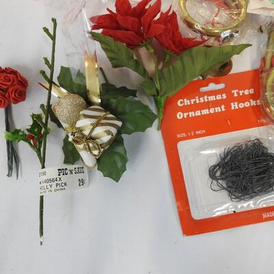20+ Christmas Lot: Bears, Horn Ornaments, Gift Bag, Tinsel