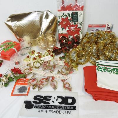 20+ Christmas Lot: Bears, Horn Ornaments, Gift Bag, Tinsel