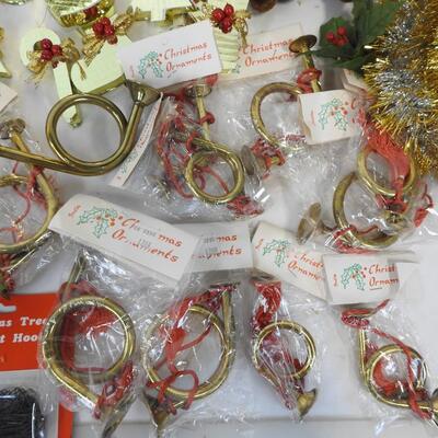 20+ Christmas Lot: Bears, Horn Ornaments, Gift Bag, Tinsel