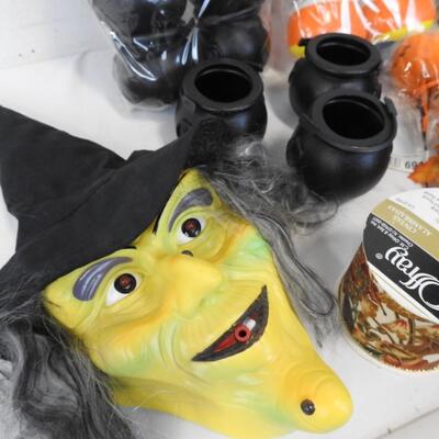 Halloween Lot: Candy Baskets, Scarecrows, Pumpkin Decor, Leaves