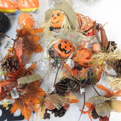 Halloween Lot: Candy Baskets, Scarecrows, Pumpkin Decor, Leaves