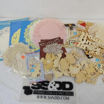 Lot of Assorted Wooden Craft Signs, Doilies