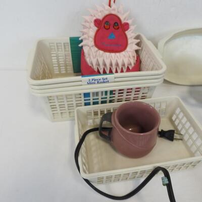 18 pc Kitchen Lot: Baskets, Pink Serving Tools, Ceramic Teapot, Hot Plate