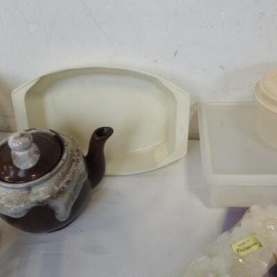 18 pc Kitchen Lot: Baskets, Pink Serving Tools, Ceramic Teapot, Hot Plate