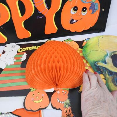 Die cuts/window clings: 6 die cuts, includes 2 jointed,  1 honeycomb, 1 cling