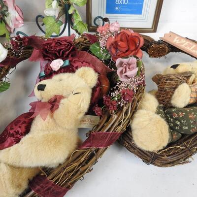 Home Decor, 10pc lot: wreaths w/ bears, metal flower stands, picture frames