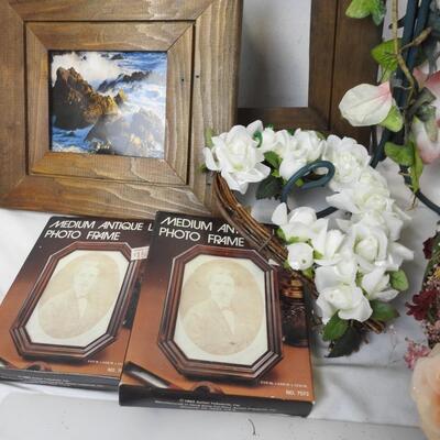 Home Decor, 10pc lot: wreaths w/ bears, metal flower stands, picture frames