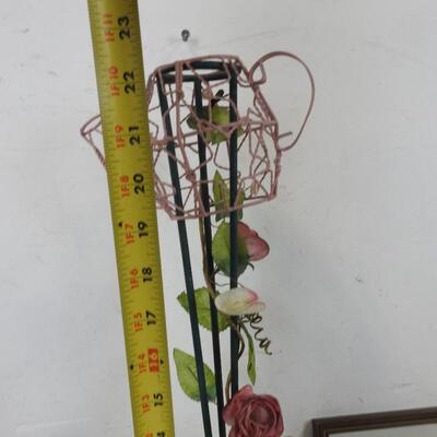 Home Decor, 10pc lot: wreaths w/ bears, metal flower stands, picture frames