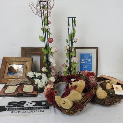 Home Decor, 10pc lot: wreaths w/ bears, metal flower stands, picture frames