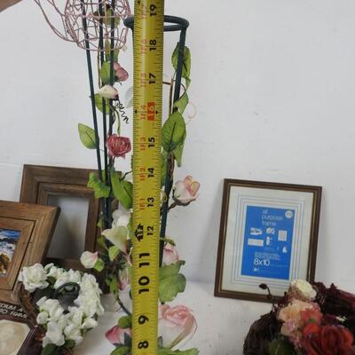 Home Decor, 10pc lot: wreaths w/ bears, metal flower stands, picture frames