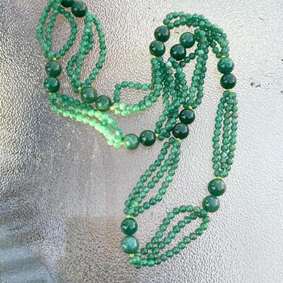 BEAUTIFUL GREEN JADE COLOR SECTIONAL NECKLACE