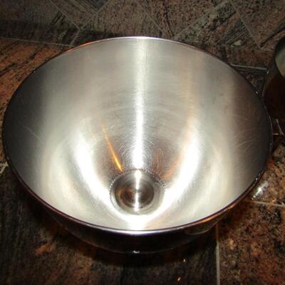 LOT 63  MIXING BOWLS, ROLLING PIN AND METAL STRAINER