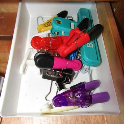 LOT 85  VARIETY OF KITCHEN UTENSILS, CHIP CLIPS AND WINE CORKS