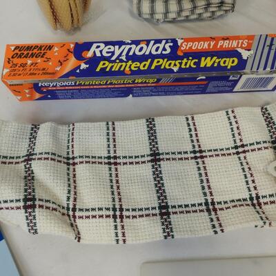 8+ Kitchen Lot: Washcloths, Spoons, Whisks, Plastic Wrap, Cloth Napkins - New
