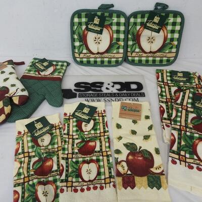 9 pc Apple Theme Kitchen Linens: 4 Hot pads, 3 washcloths, 2 hand towels - New