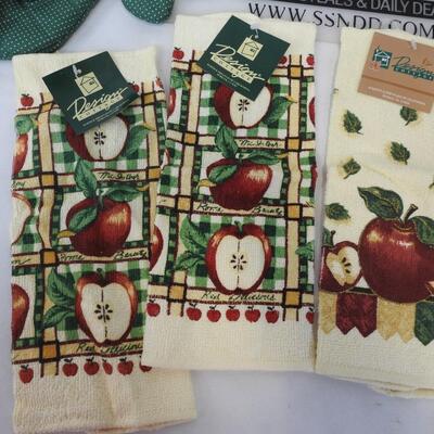 9 pc Apple Theme Kitchen Linens: 4 Hot pads, 3 washcloths, 2 hand towels - New