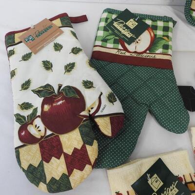9 pc Apple Theme Kitchen Linens: 4 Hot pads, 3 washcloths, 2 hand towels - New