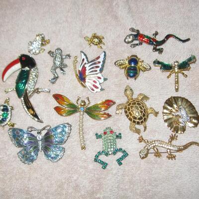 MS Lot 15 Animal Pins Broaches Birds Butterfly Dragon Fly Frogs Turtles