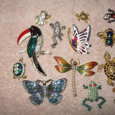 MS Lot 15 Animal Pins Broaches Birds Butterfly Dragon Fly Frogs Turtles