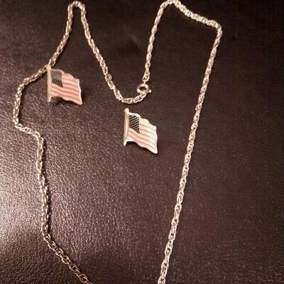 Very Pretty Gold Chain 22" & 2 New Flag Pins