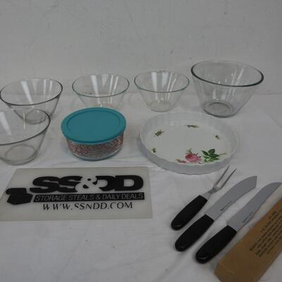 10 pc Kitchen, 5 bowls, 1 Tupperware, 1 Plate, 2 Knives, 1 Fork