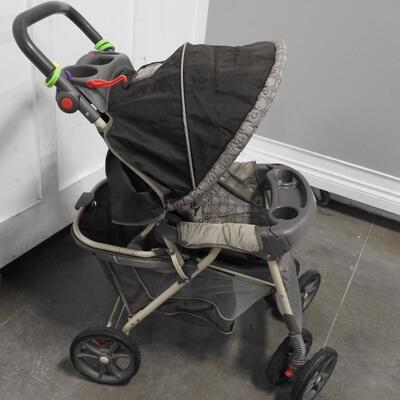 Graco Stroller. Gray/Green/Taupe with Cup Holders