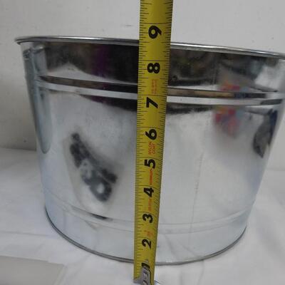 2 Galvanized Metal Buckets. 1 Oval 1 Circle, Very Clean