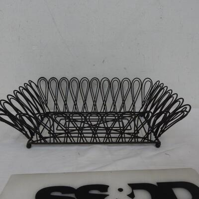 4 Collectable Elvis Presley glasses and Decorative Wire Basket