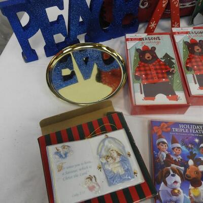 26 pc Christmas Holiday Decor:  Pillows, Stockings, Cards, Bowl, Lighted Garland