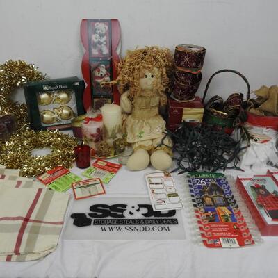 43+ Lot of Christmas Holiday Decor: Ribbons, Cloth Napkins, Greeting Cards